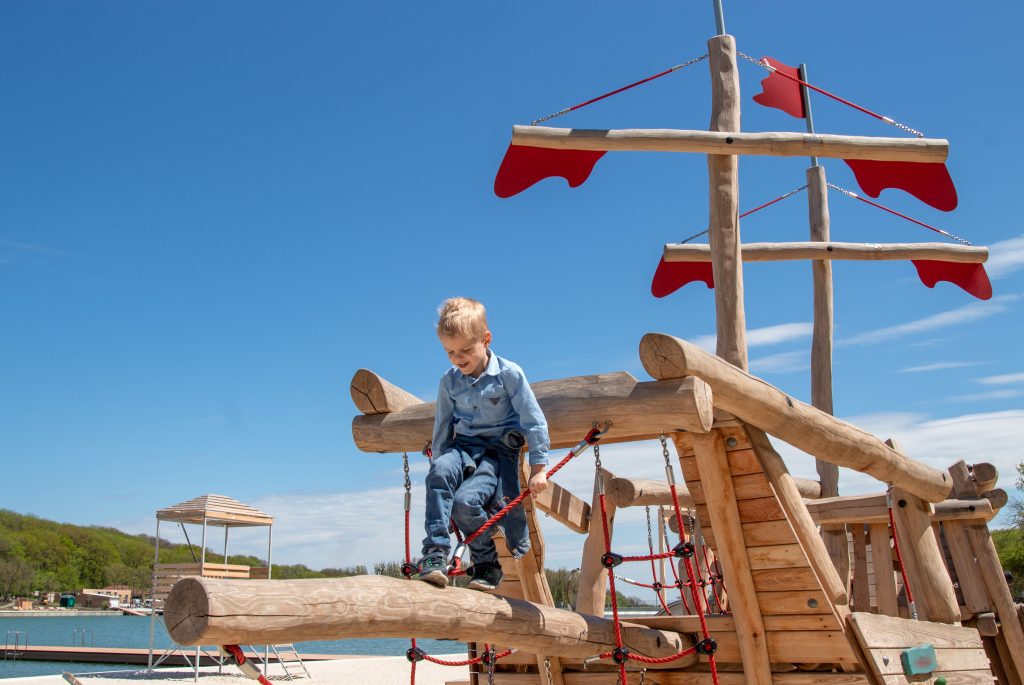 aire de jeux en bois thématisée