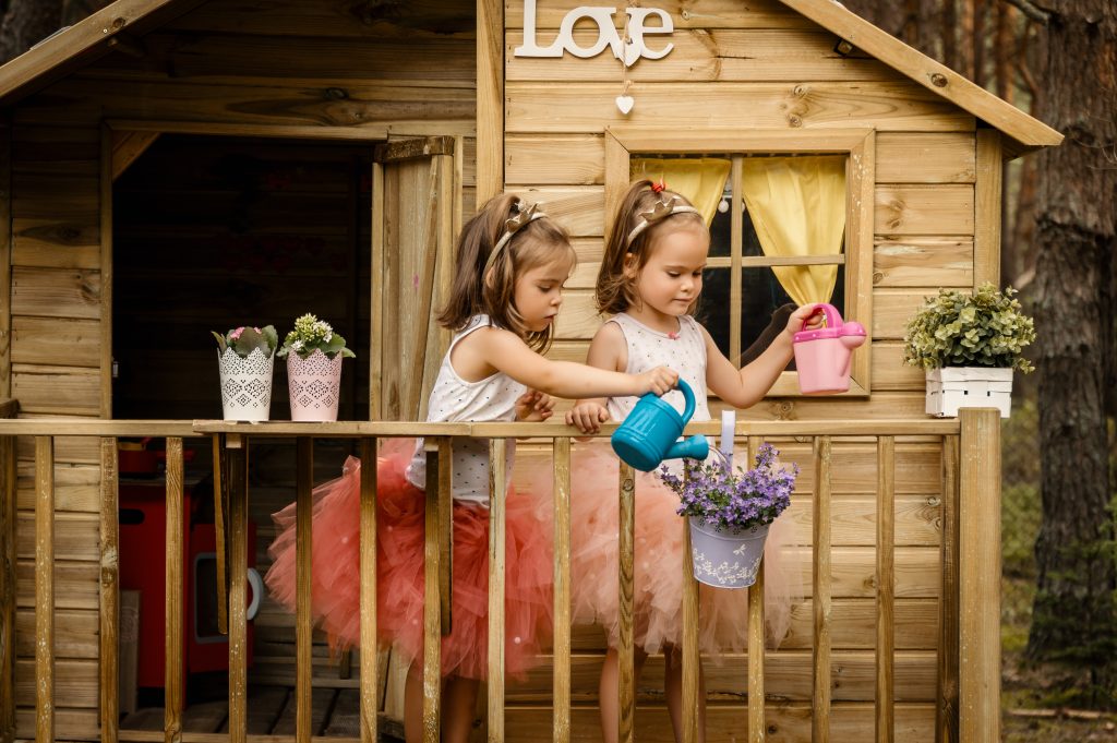 PETITES filles qui jouent dans une cabane en bois